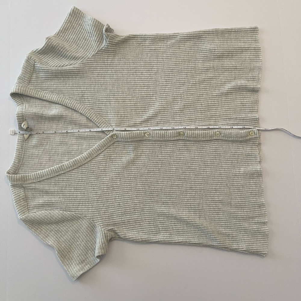 Women's Gray Ribbed Button-Up Top - Picture 3 of 5